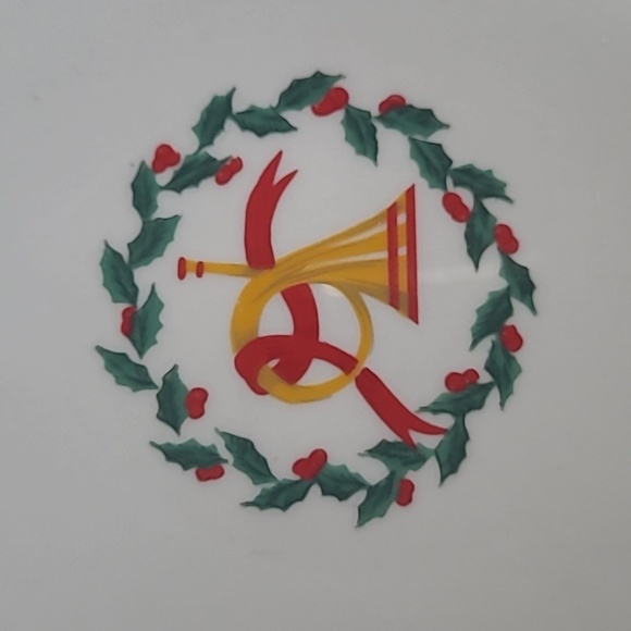 ROYAL MAJESTIC FINE CHINA 'CHRISTMAS EVE' PLATES SET OF 4 - Picture 3 of 15